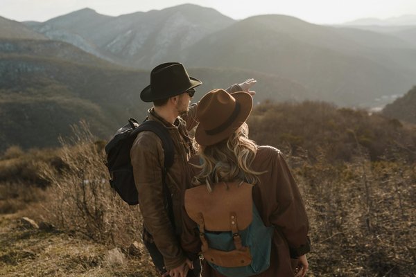 Quels hébergements en Islande offrent des excursions pour observer les aurores boréales et des cours de photographie nocturne?